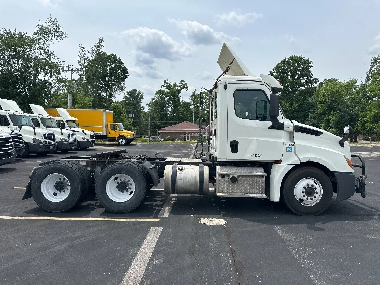 2019 Freightliner Cascadia in Indianapolis, IN — photo 8