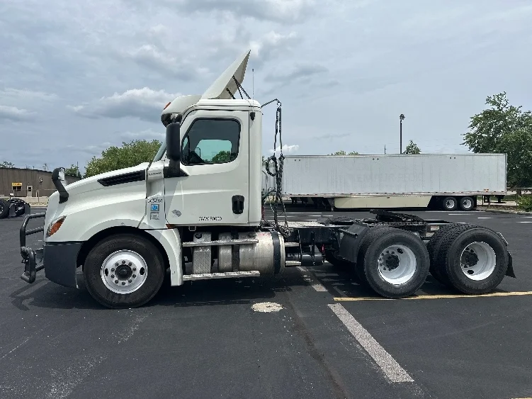 2019 Freightliner Cascadia in Indianapolis, IN — photo 4