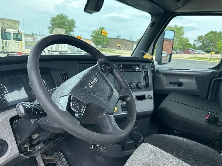 2019 Freightliner Cascadia in Indianapolis, IN — photo 10