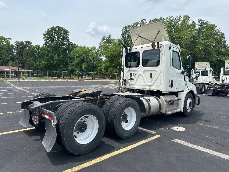 2019 Freightliner Cascadia in Indianapolis, IN — photo 7