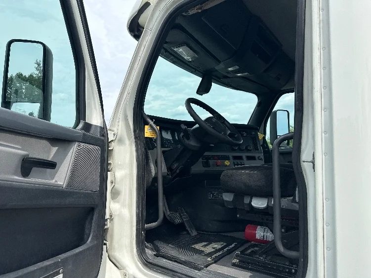 2019 Freightliner Cascadia in Indianapolis, IN — photo 9