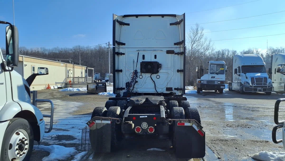 2019 Freightliner Cascadia - image 5