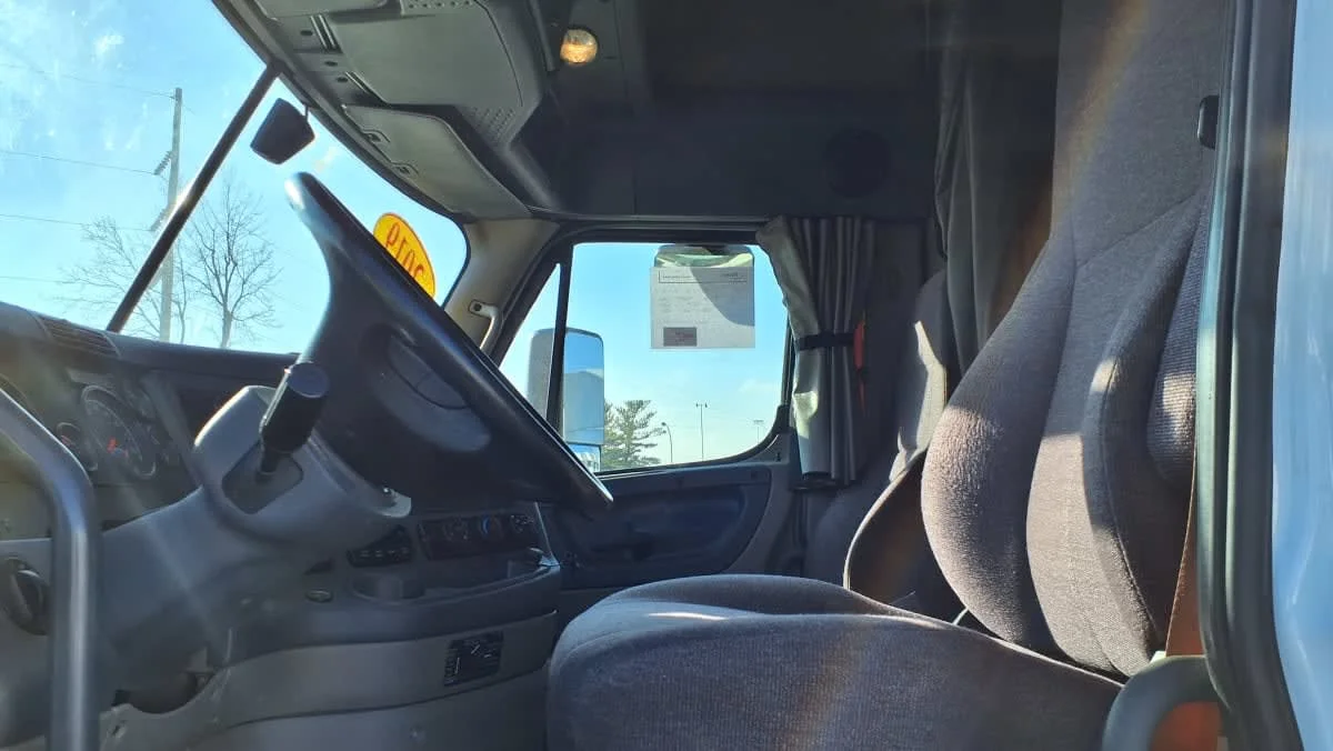 2019 Freightliner Cascadia - image 7