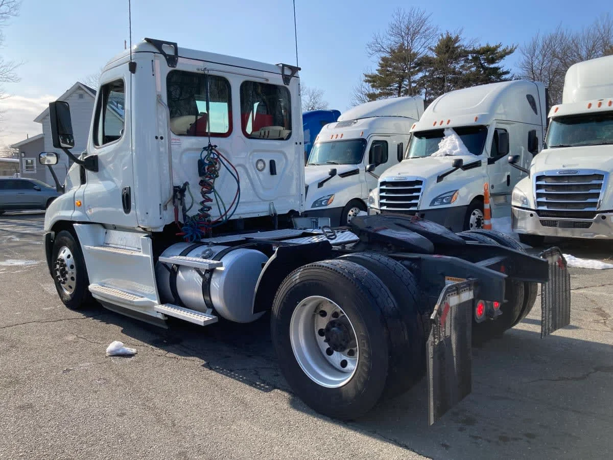 2019 Freightliner Cascadia in Springfield, MA — photo 6