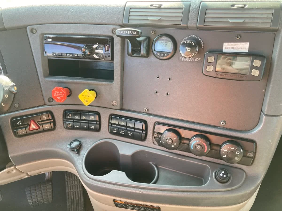 2019 Freightliner Cascadia - image 11