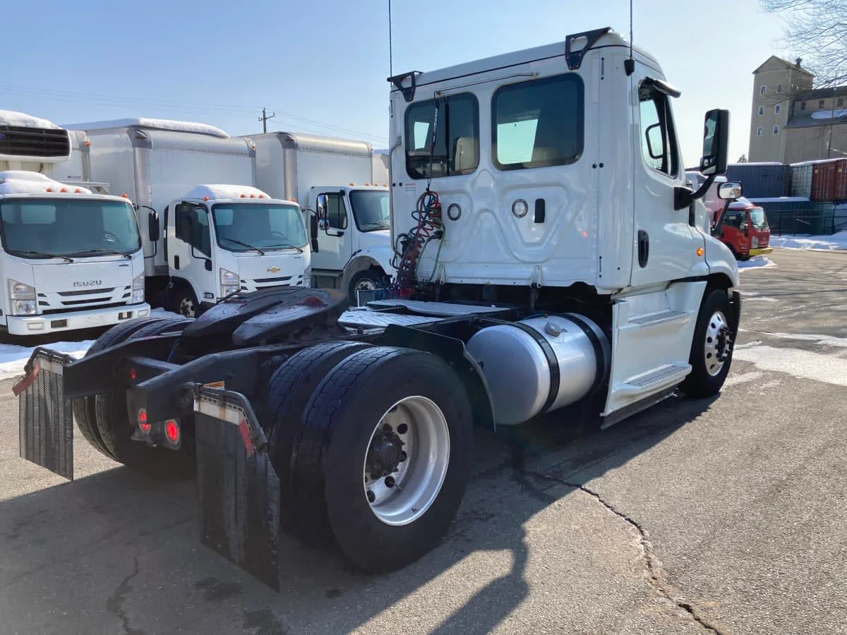 2019 Freightliner Cascadia - image 4