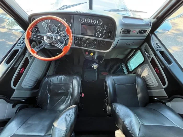 2020 Peterbilt 389 — photo 15
