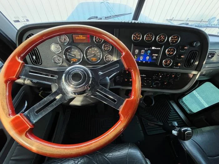 2020 Peterbilt 389 — photo 16