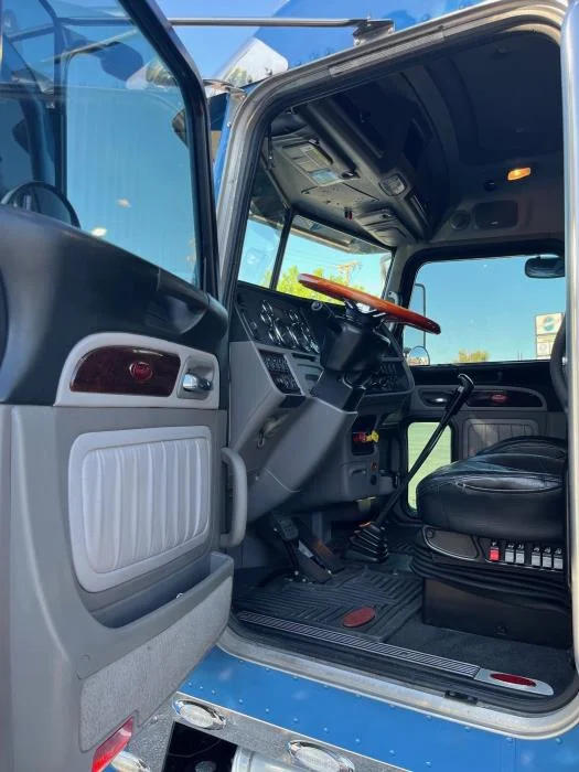 2020 Peterbilt 389 — photo 9