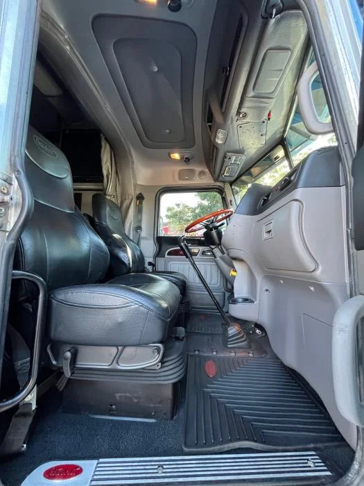 2020 Peterbilt 389 — photo 13