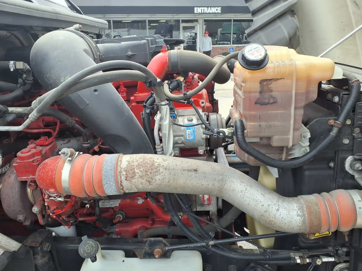 2018 International LT - image 9