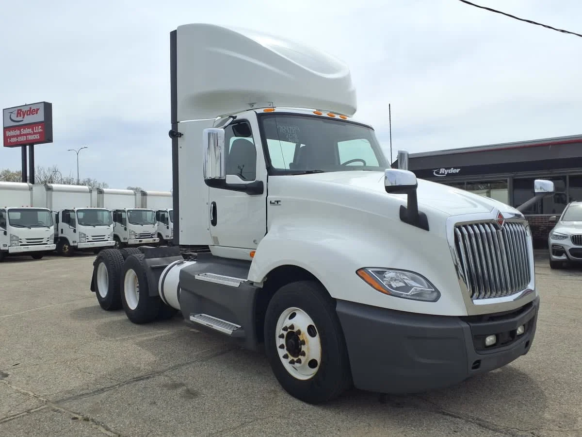 2018 International LT - image 3