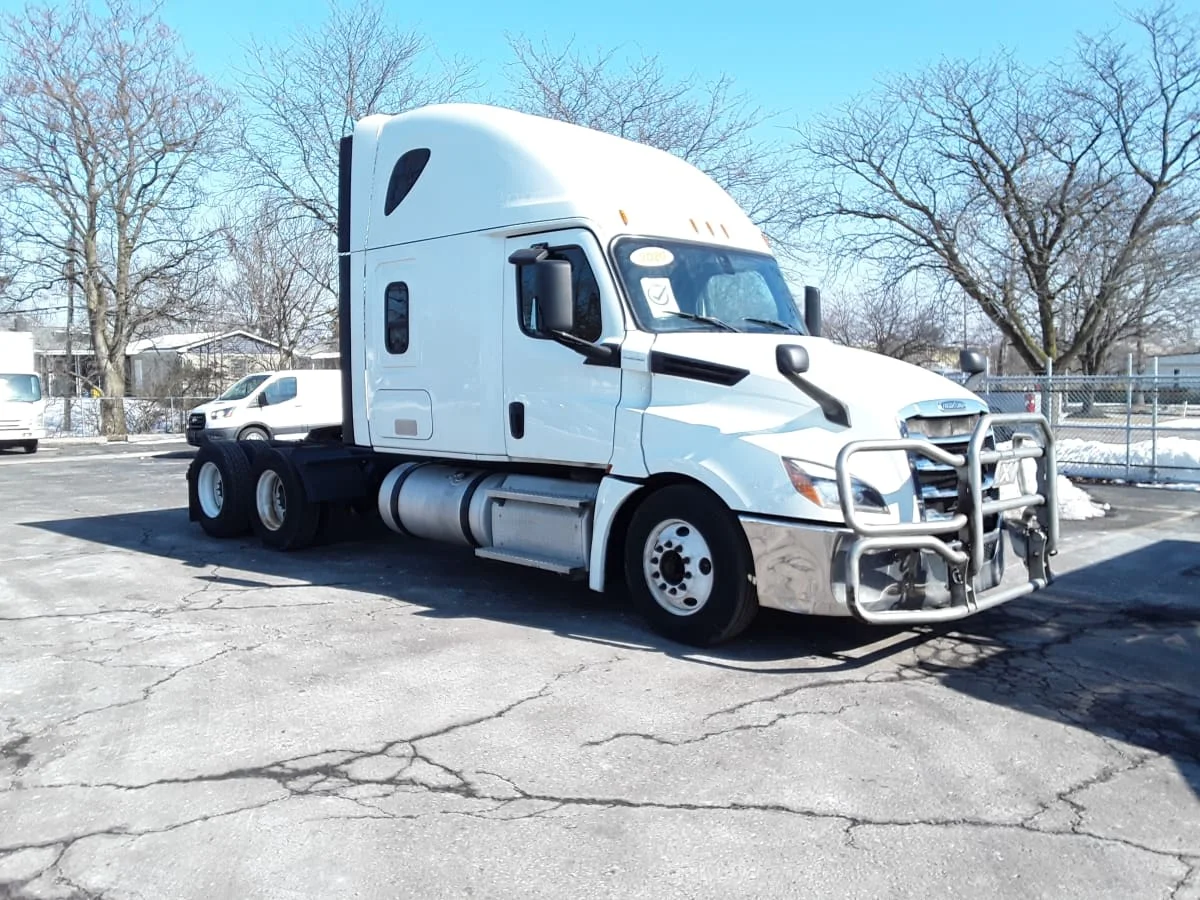 2020 Freightliner Cascadia in Hilliard, OH — photo 3