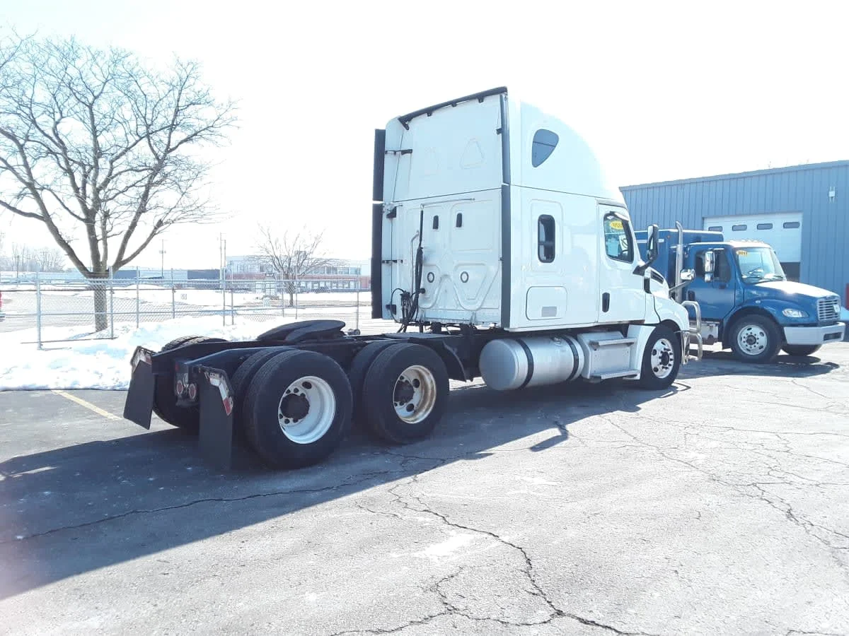 2020 Freightliner Cascadia in Hilliard, OH — photo 4