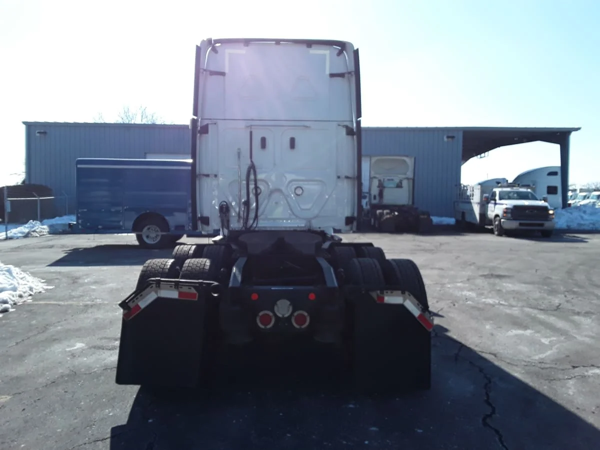 2020 Freightliner Cascadia in Hilliard, OH — photo 5