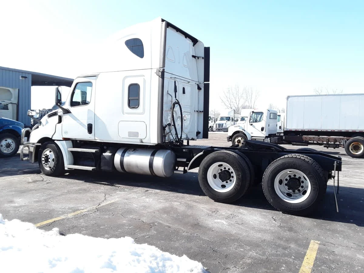 2020 Freightliner Cascadia in Hilliard, OH — photo 6