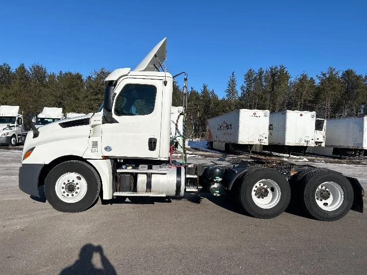 2019 Freightliner Cascadia in Brooklyn Park, MN — photo 4
