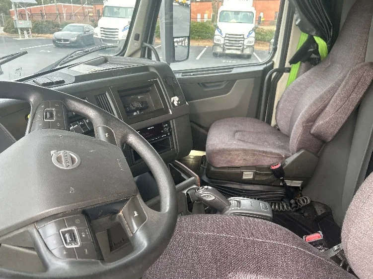 2022 Volvo VNL 760 - image 10