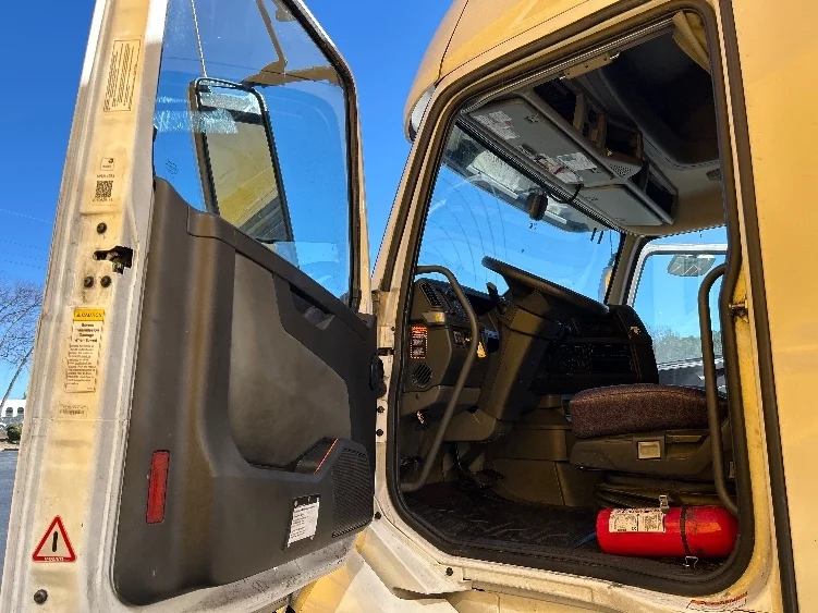 2022 Volvo VNL 760 - image 9