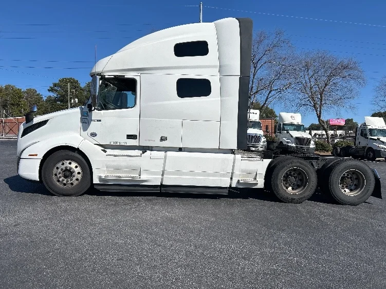 2022 Volvo VNL 760 - image 4