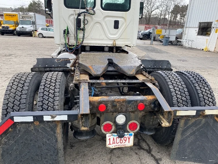 2017 Freightliner Cascadia - image 6