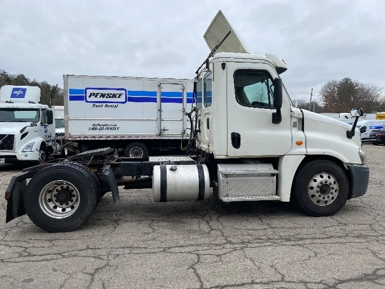 2017 Freightliner Cascadia - image 8