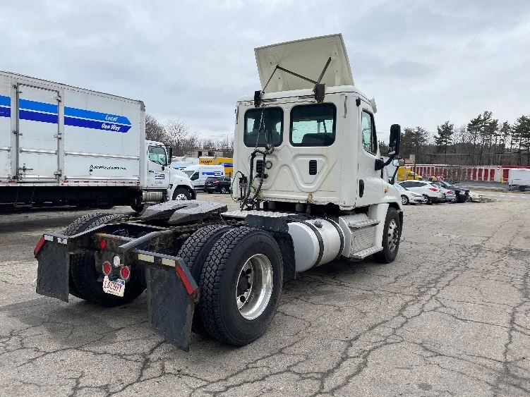 2017 Freightliner Cascadia - image 7