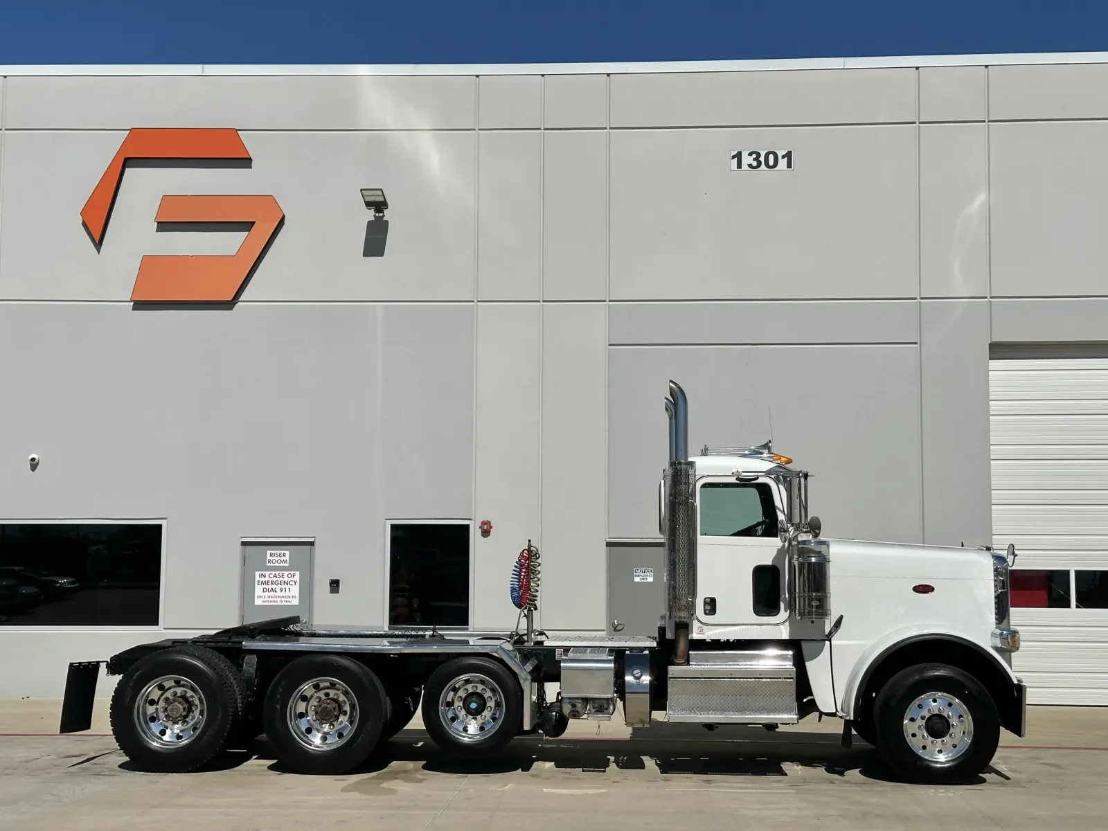 2019 Peterbilt 389 - image 3