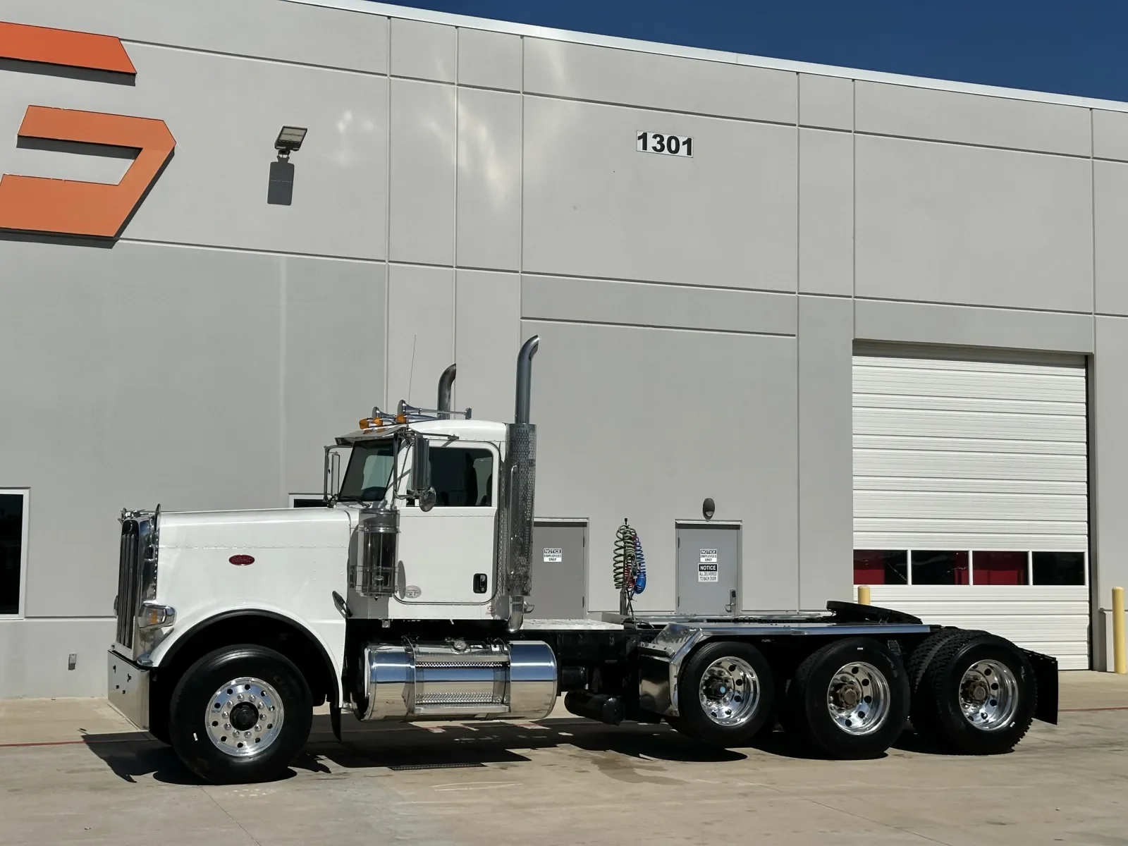 2019 Peterbilt 389 - image 2