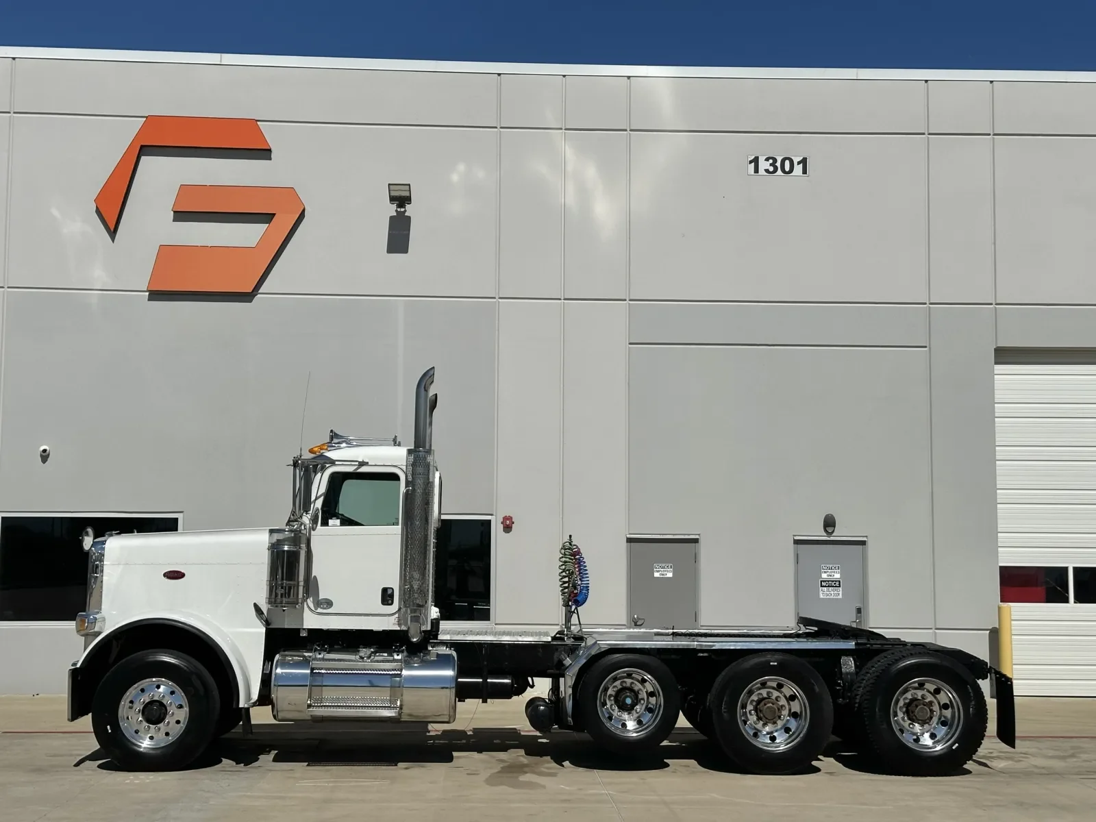 2019 Peterbilt 389 - image 4