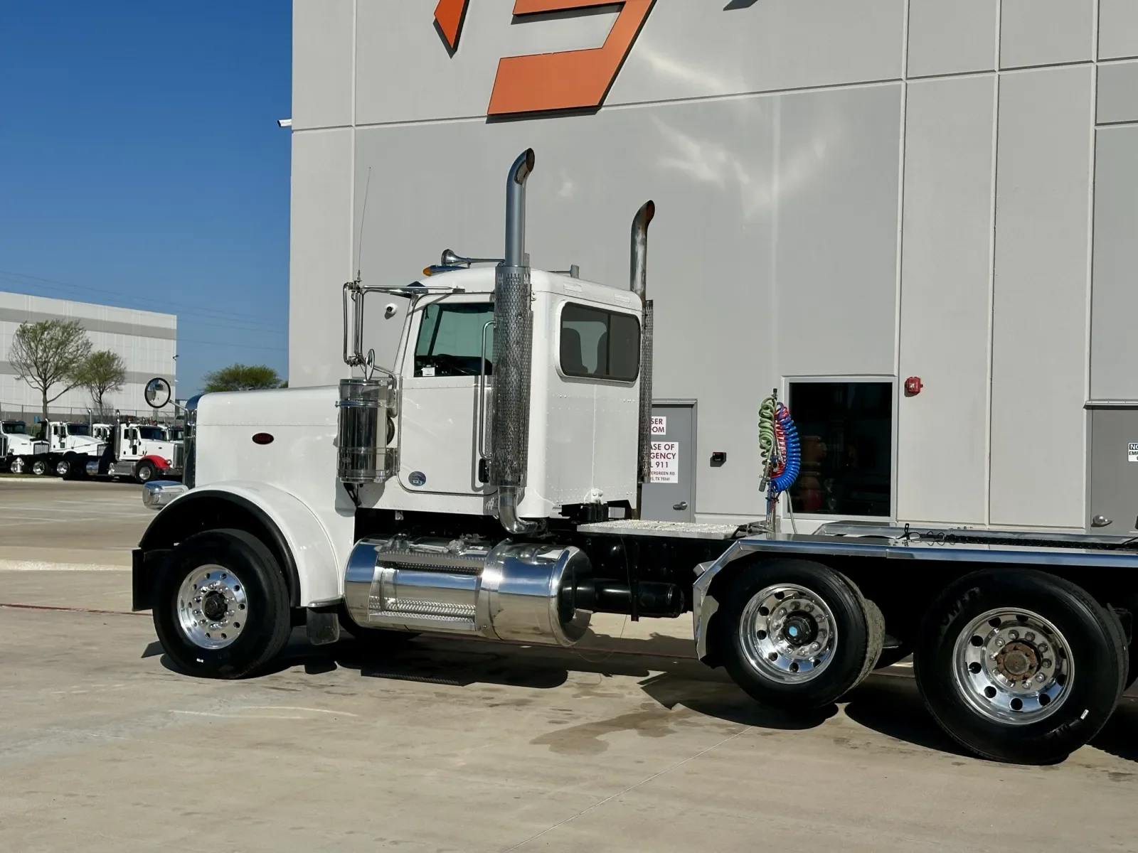 2019 Peterbilt 389 - image 8