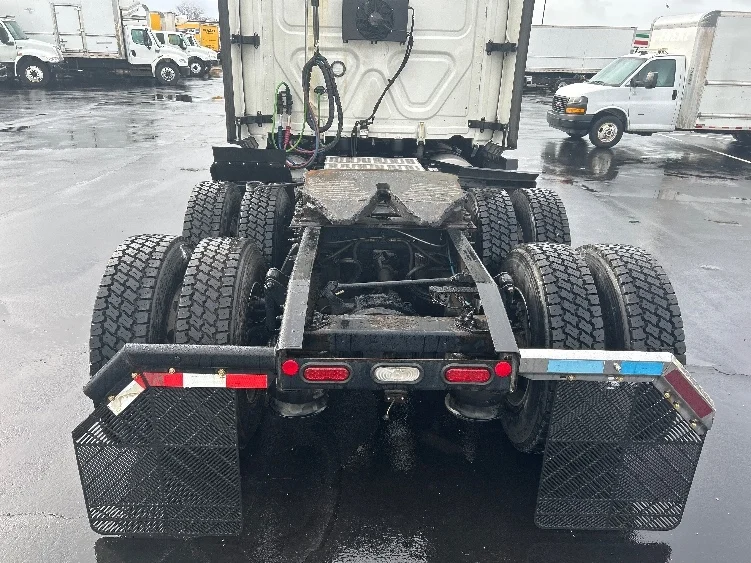 2022 Freightliner Cascadia in Indianapolis, IN — photo 6