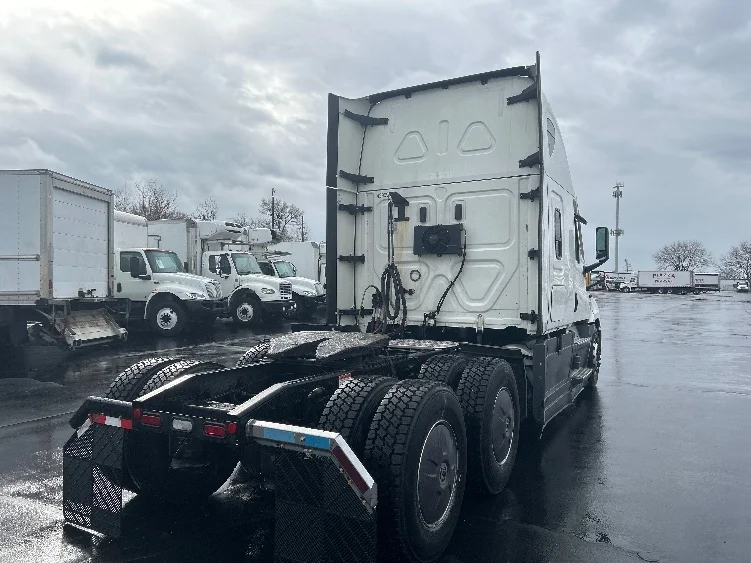 2022 Freightliner Cascadia in Indianapolis, IN — photo 7