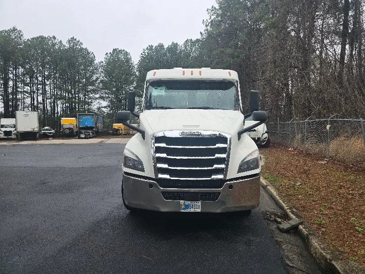 2021 Freightliner Cascadia - image 2