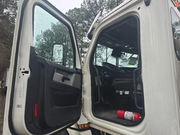 2021 Freightliner Cascadia - image 9