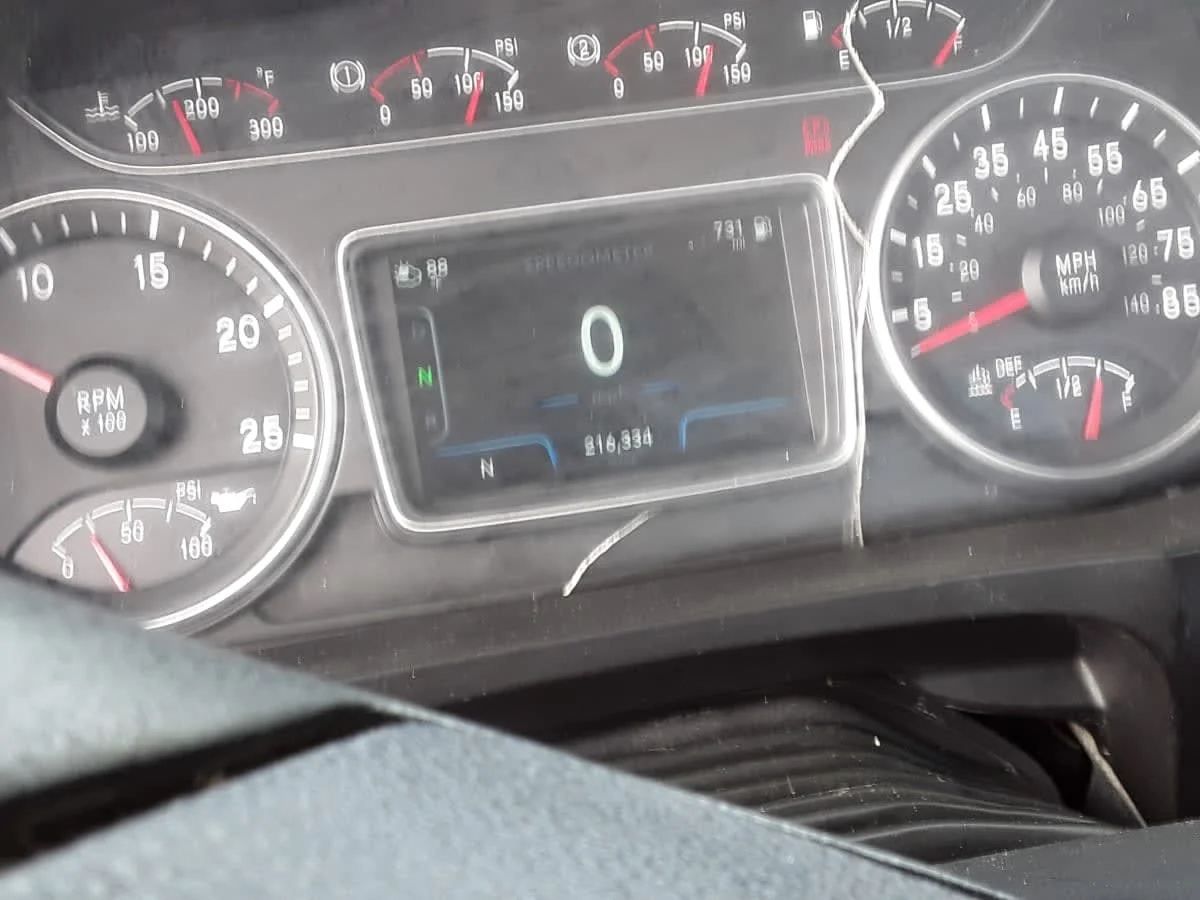 2019 International LT - image 11