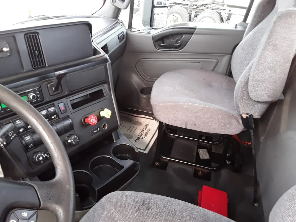 2019 International LT - image 7