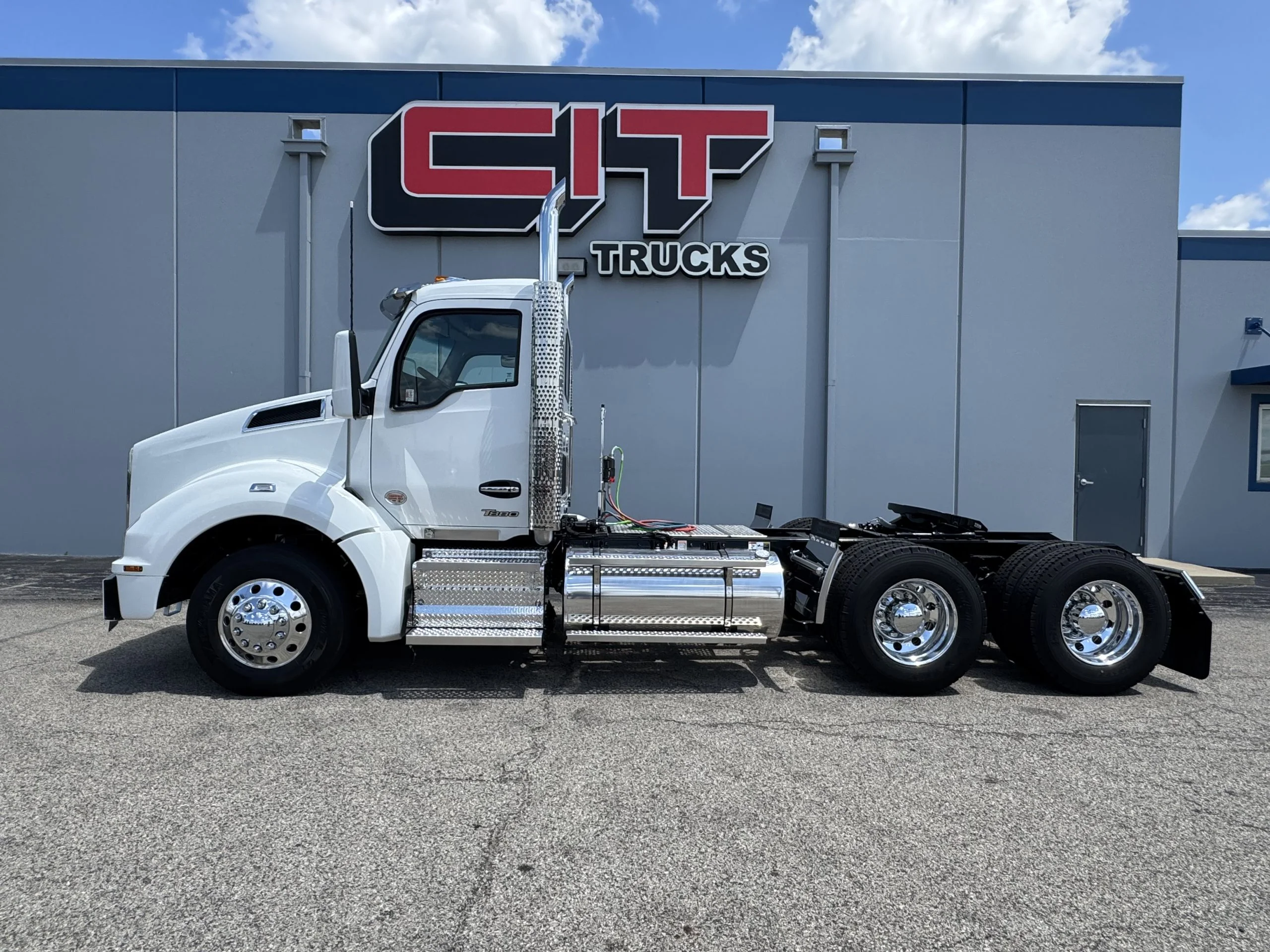 2027 Kenworth T880 in Champaign, IL — photo 4