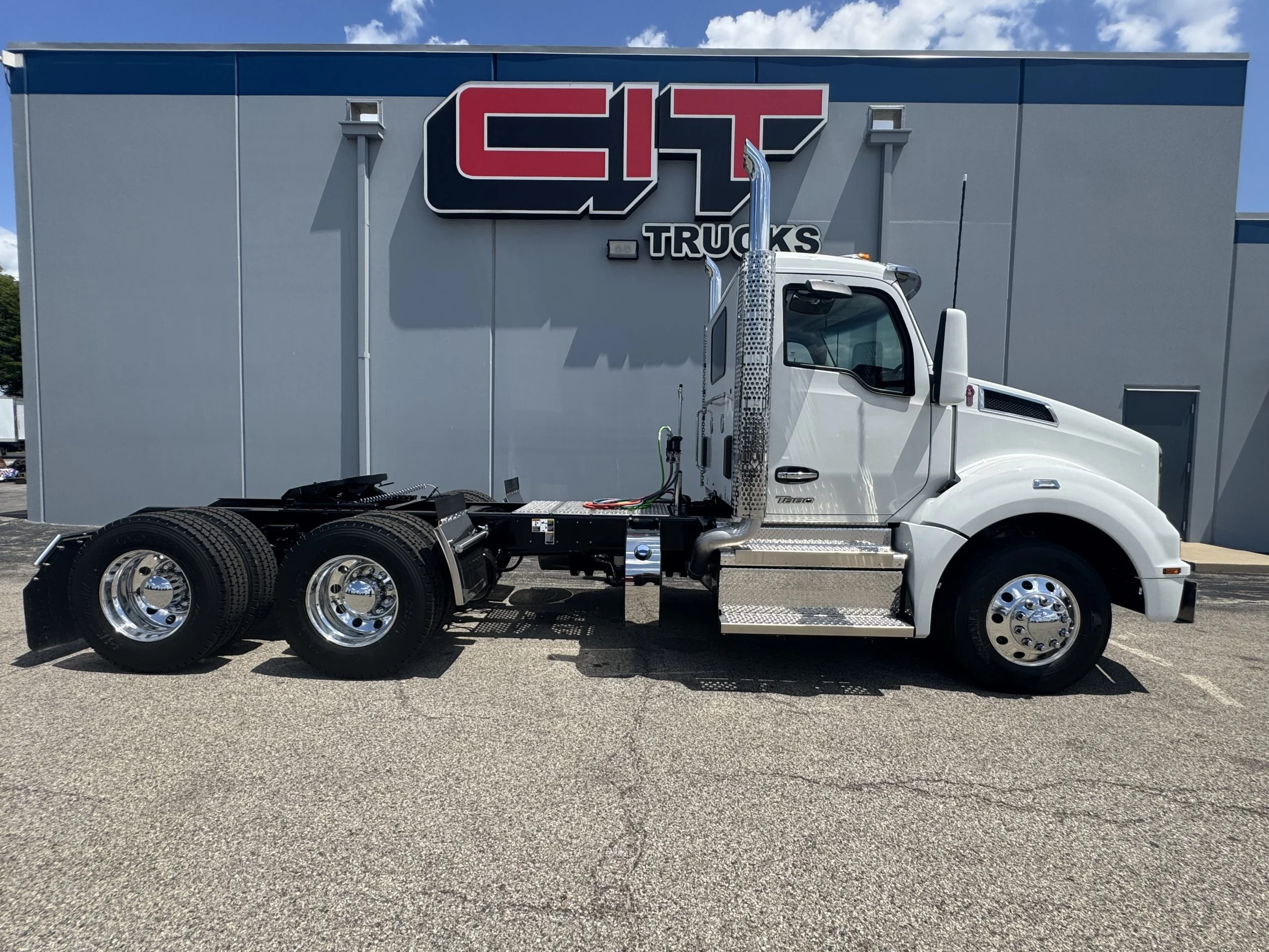 2027 Kenworth T880 in Champaign, IL — photo 5
