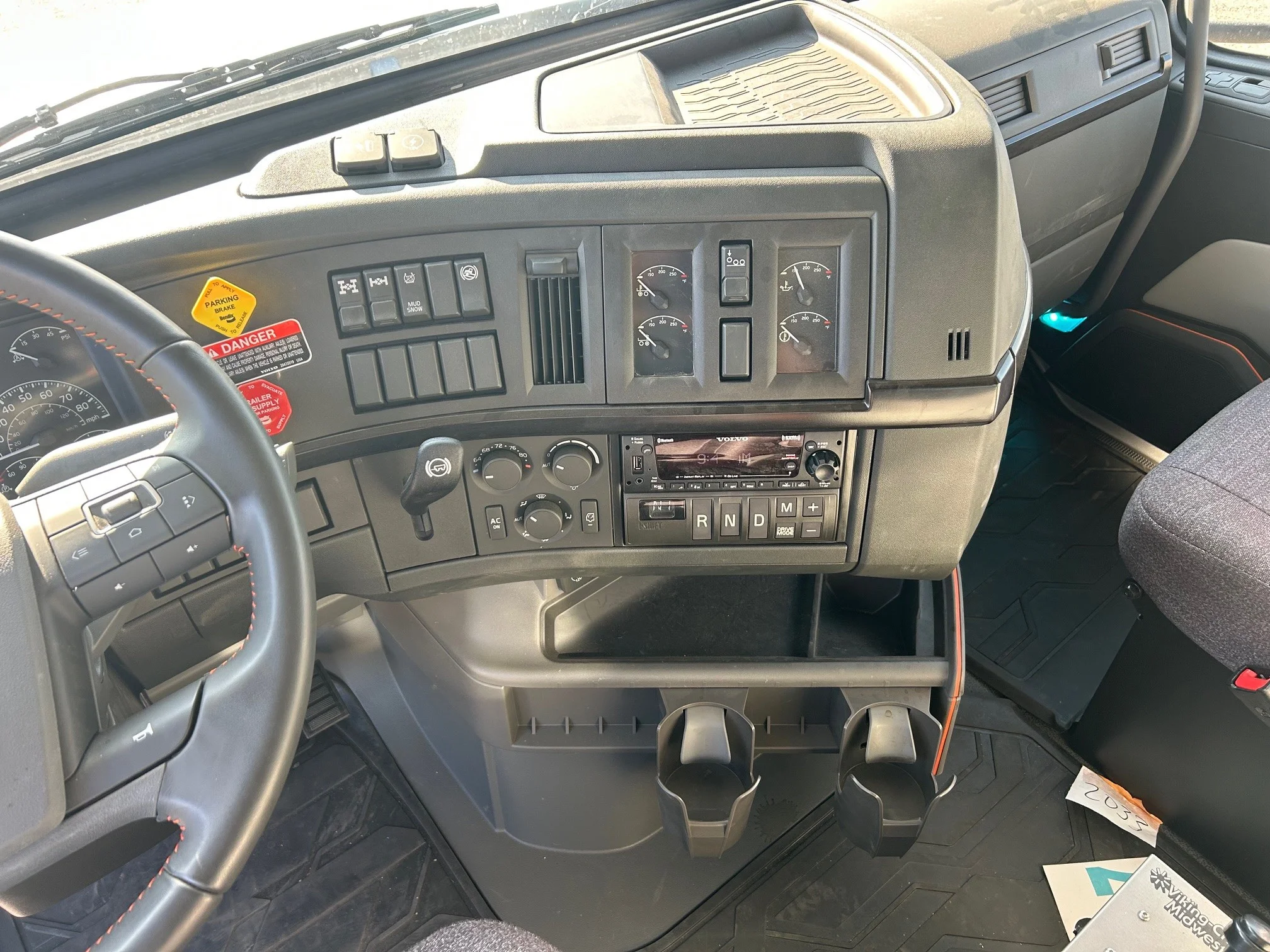 2025 Volvo VHD 300 in Spokane, WA — photo 10