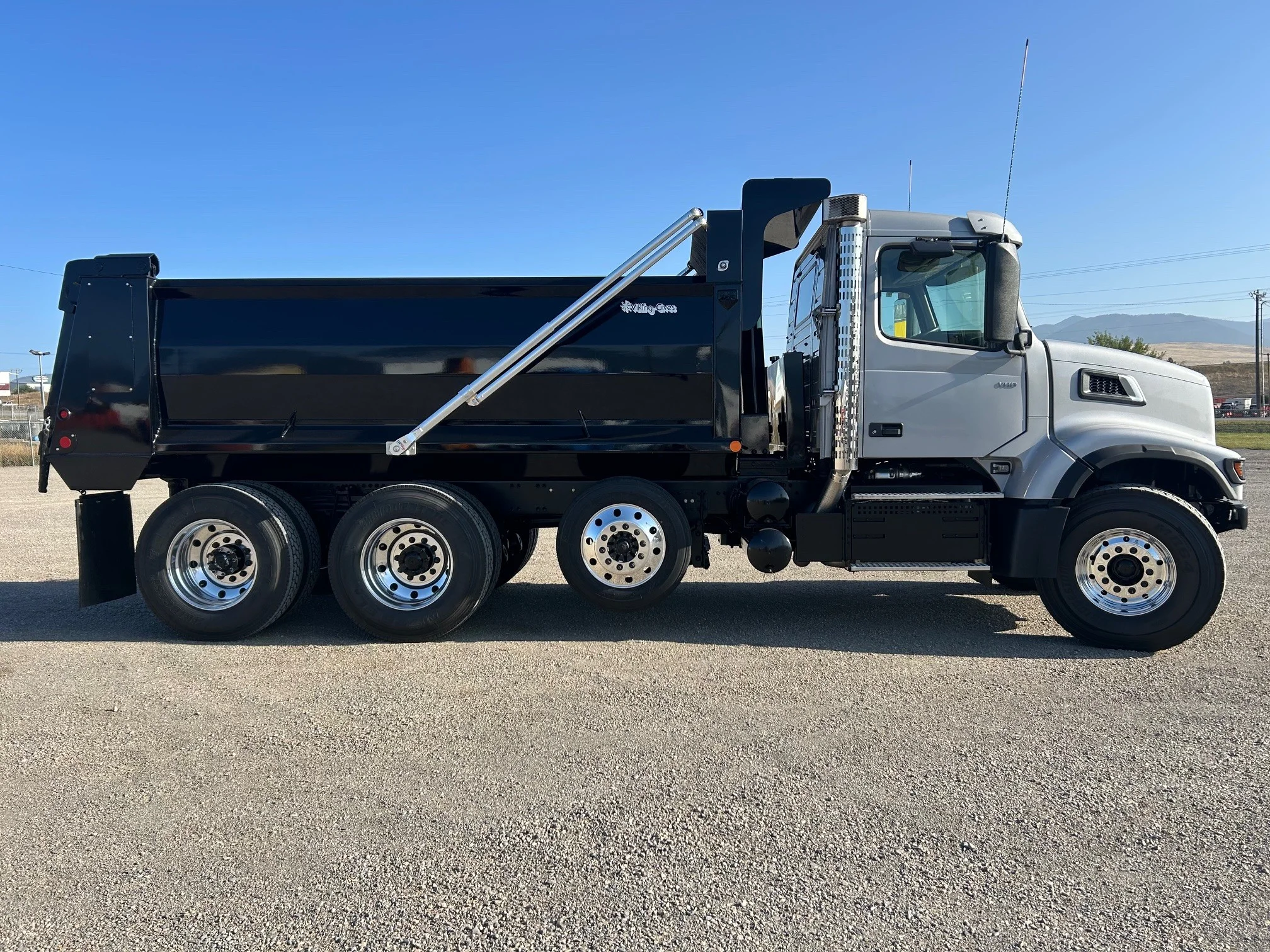 2025 Volvo VHD 300 in Spokane, WA — photo 4