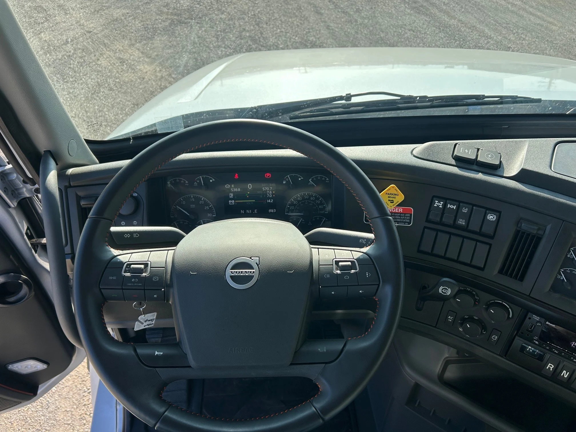 2025 Volvo VHD 300 in Spokane, WA — photo 9