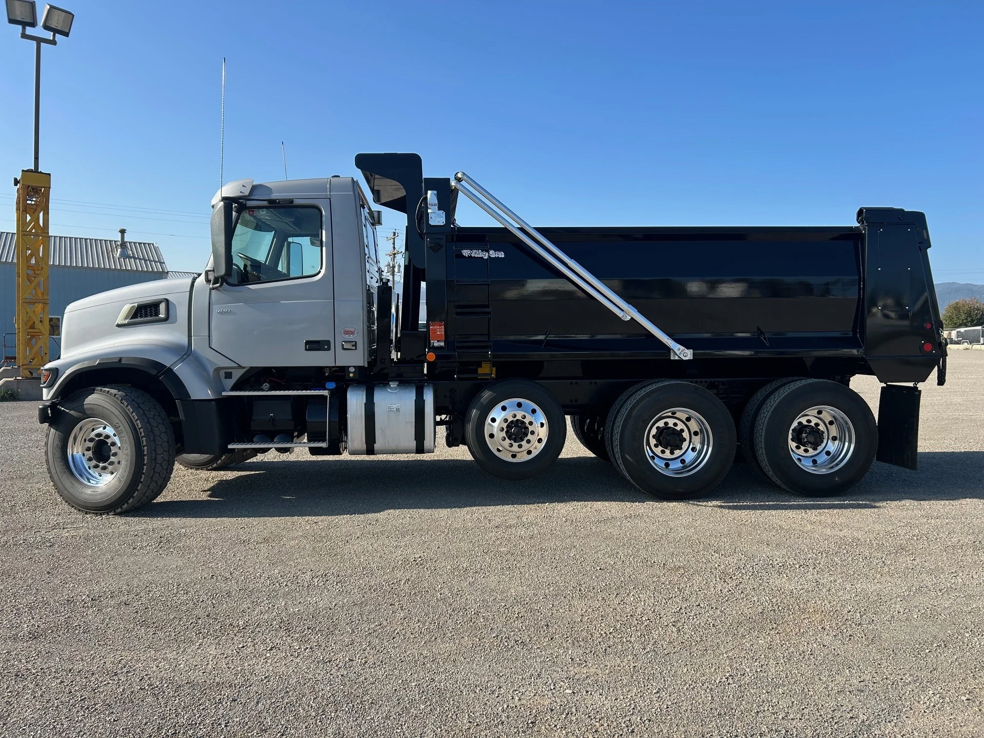 2025 Volvo VHD 300 in Spokane, WA — photo 2