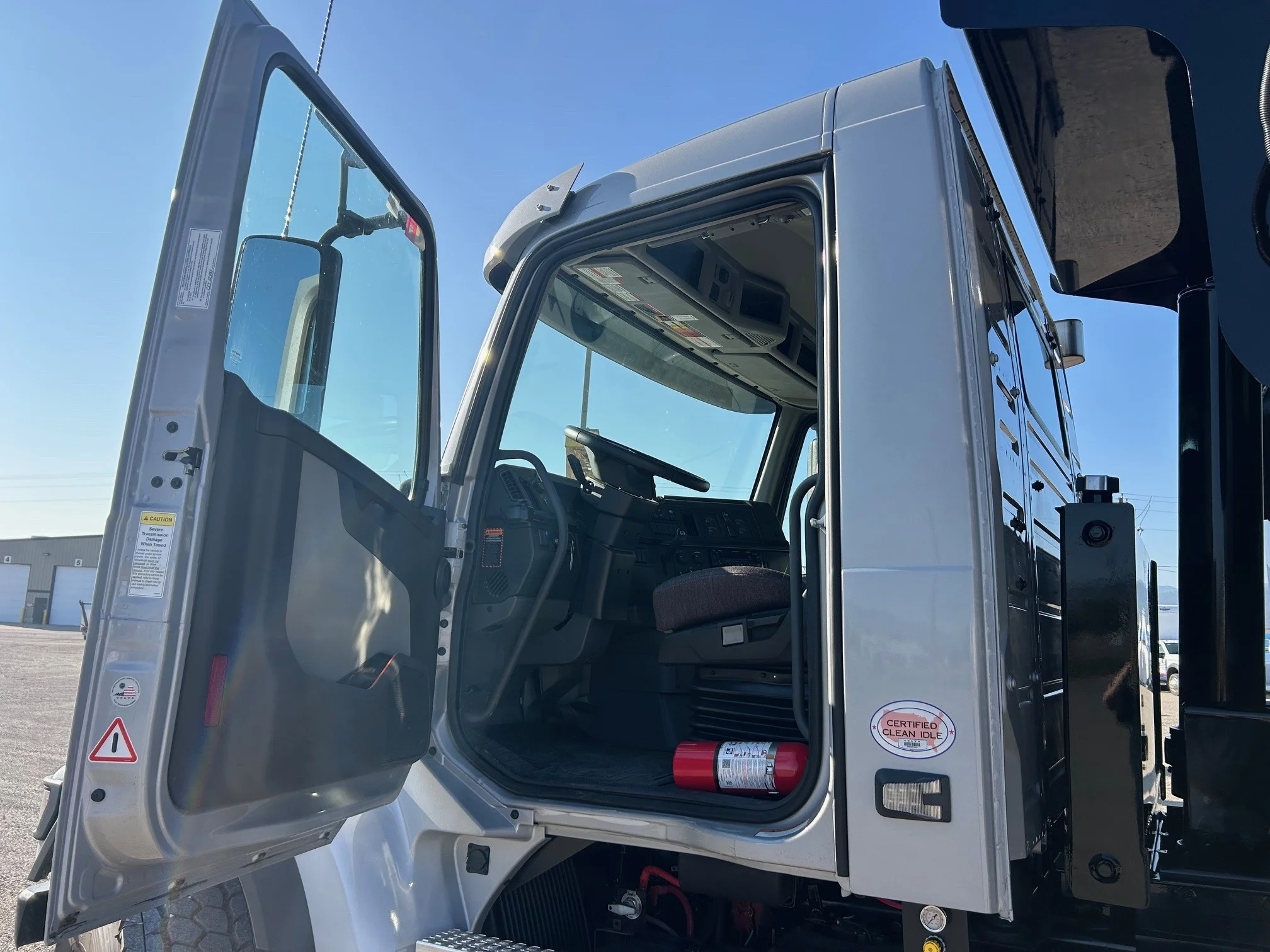 2025 Volvo VHD 300 in Spokane, WA — photo 7