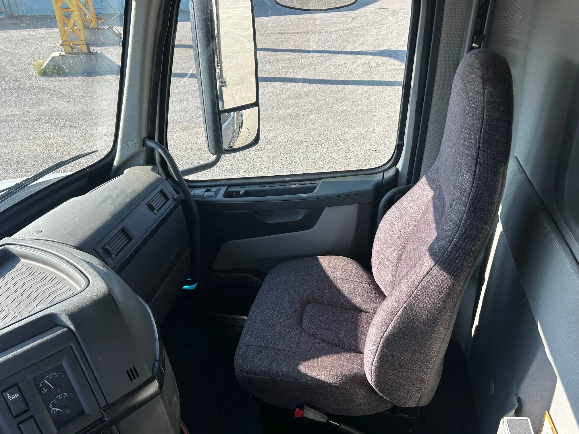 2025 Volvo VHD 300 in Spokane, WA — photo 11