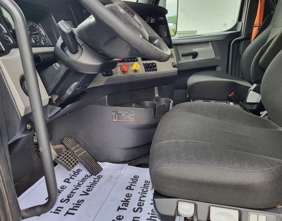 2020 Freightliner Cascadia in Jacksonville, FL — photo 11