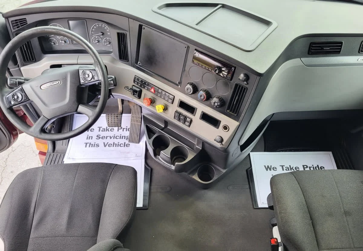 2020 Freightliner Cascadia in Jacksonville, FL — photo 12