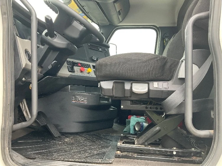 2020 Freightliner Cascadia - image 9