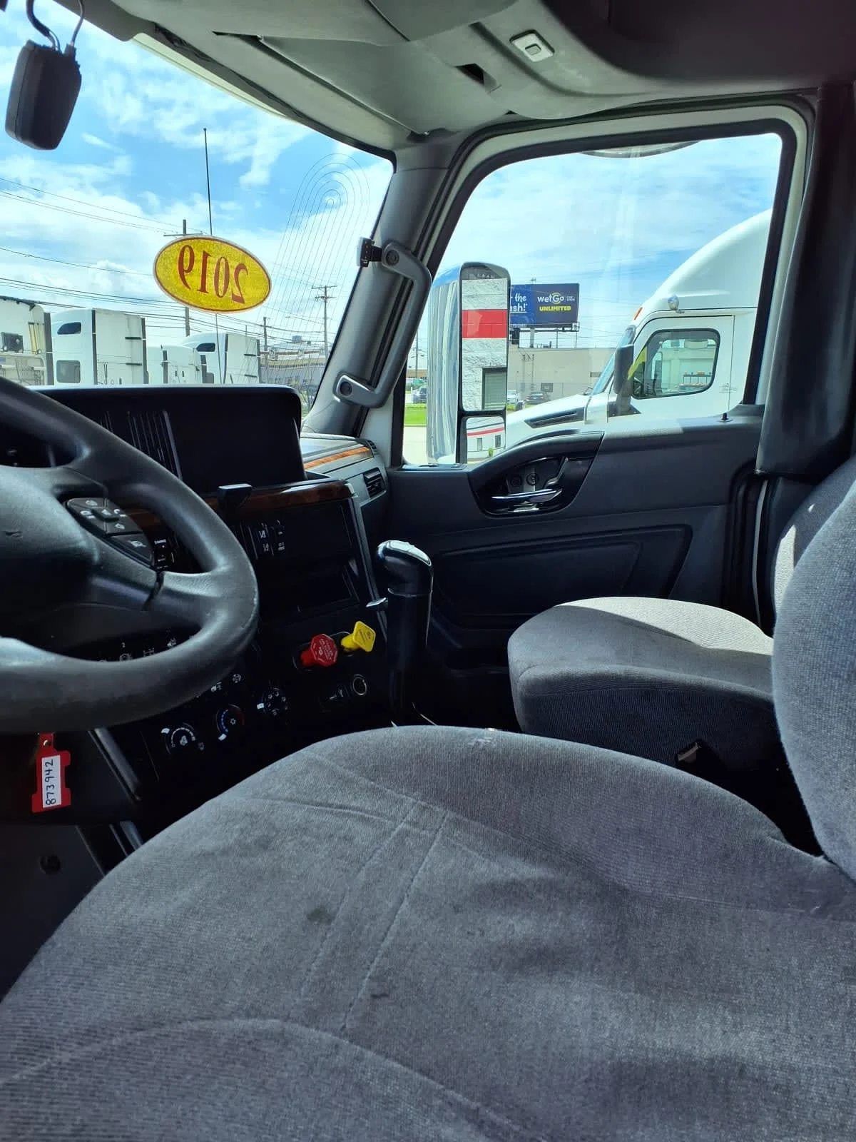 2019 International LT in Cleveland, OH — photo 7