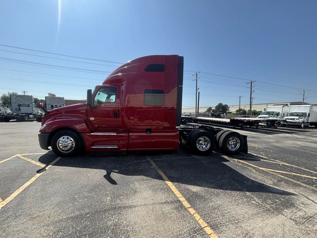 2022 International LT - image 13